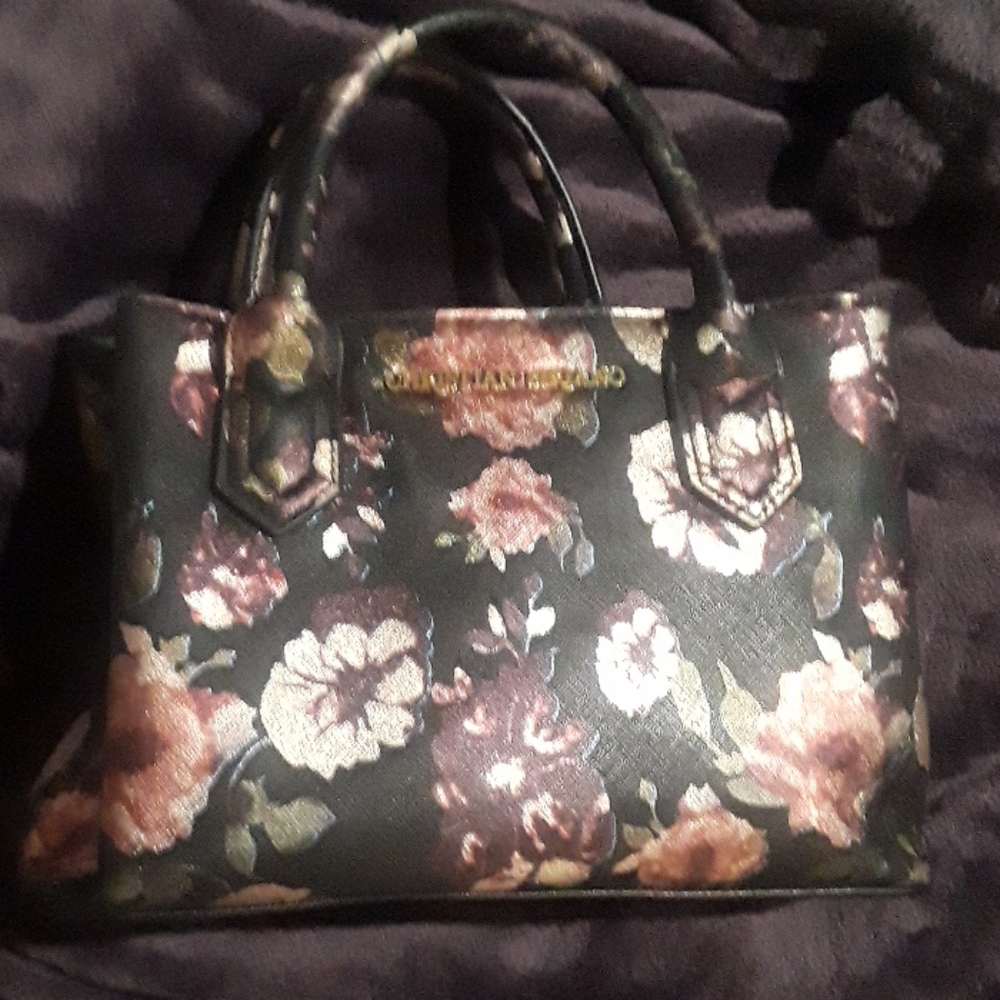 Medium sized purse. Really cute good for day and n